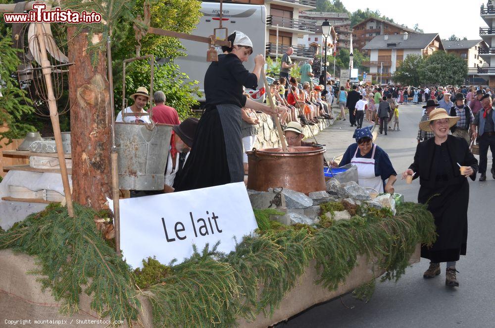 Immagine Produzione di latte come ai vecchi tempi durante la sfilata del Festival Internazionale dei Cori Alpini a Nendaz, Svizzera - © mountainpix / Shutterstock.com