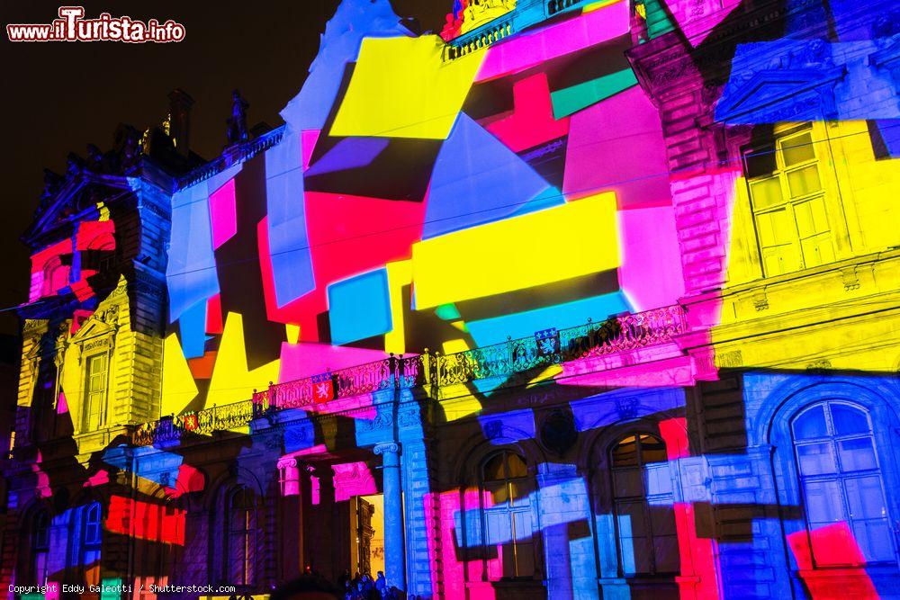 Immagine Proiezione luminosa su un edificio durante la Festa delle Luci di Lione, il più importante nel suo genere della Francia - foto © Eddy Galeotti / Shutterstock.com
