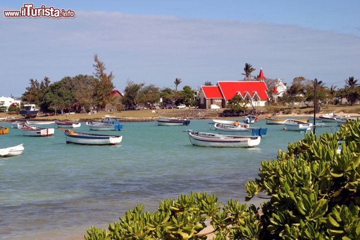 Immagine Promontorio di Cap Malheureux, isola di Mauritius -  Una bella veduta panoramica del promontorio di Cap Malheureux, il cui nome si riferisce forse alle fasi iniziali della storia di Mauritius quando l'isola era contesa fra inglesi e francesi per la supremazia delle vie delle Indie. Oggi è uno dei luoghi più esclusivi nel nord del territorio per via dei suoi incantevoli paesaggi e per la lussuosa offerta alberghiera © Paul Banton / Shutterstock.com