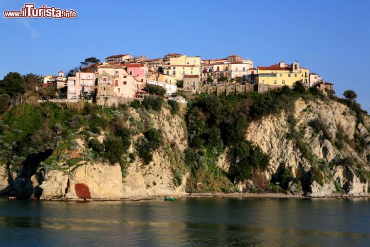 Immagine Promontorio e borgo di Agropoli, Campania - Una bella veduta del borgo di Agropoli che si erge maestoso su un tratto di costa dalle sponde scoscese © onairda / Shutterstock.com