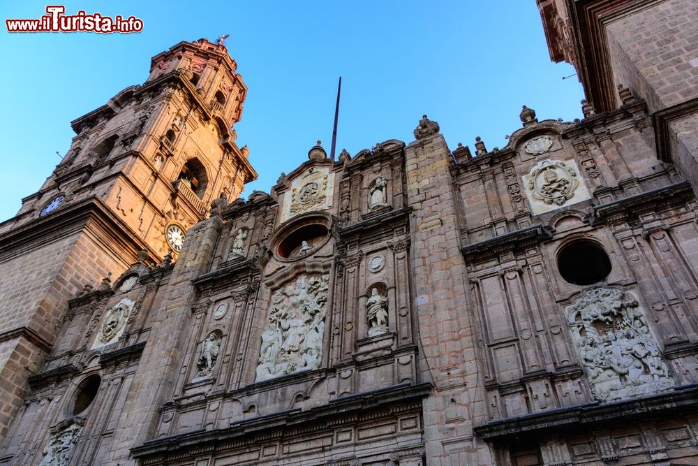 Immagine Una foto con prospettiva dal basso verso l'alto del campanile della cattedrale di Morelia, in Messico.