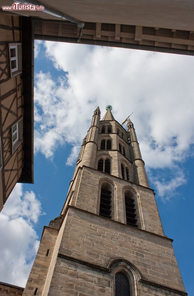 Immagine Prospettiva dal basso della chiesa di San Michele a Limoges, Francia. La chiesa attuale, costruita a partire dal 1364, venne completata fra il XV° e il XVI° secolo.