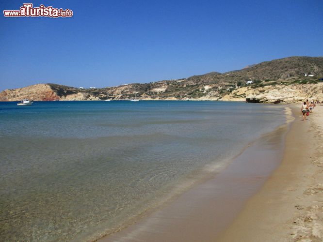 Immagine Provatas, Milos: le acque basse, mare tranquillo e uno stabilimento balneare che affitta gli ombrelloni fanno di Provatas la spiaggia preferita dalle famiglie con bambini.