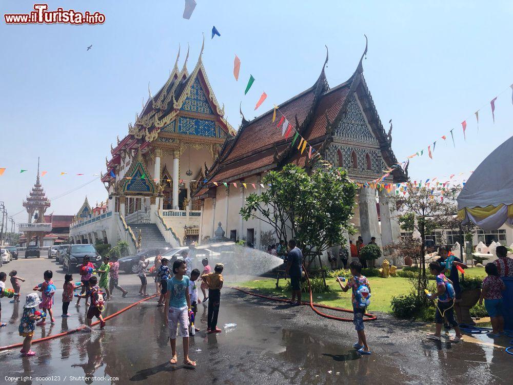 Immagine Provincia di Nonthaburi (Thailandia) durante il Songkran festival. Dagli abitanti locali viene considerato come la festa di Capodonno. E' tradizione spruzzare acqua ai monaci e agli adulti in segno di benedizione - © socool23 / Shutterstock.com