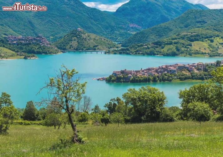 Immagine Il Lago Turano e il borgo del Colle di Tora he si protende con una penisola nella porzione occidentale dello specchio lacustre