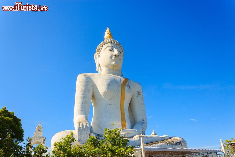 Immagine Provincia di Suphan Buri, Thailandia: la statua di un grande Buddha.