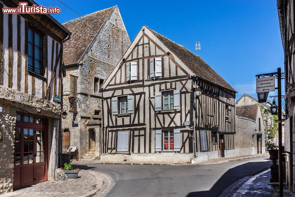 Immagine Provins, Francia: centro storico con vecchie case a graticcio. Il paesaggio urbano di questa cittadina è caratterizzato da costruzioni con intelaiature in legno collegate fra di loro con diverse posizioni - © Kiev.Victor / Shutterstock.com