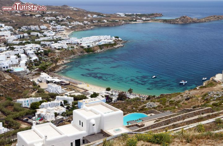 Immagine Psarou beach è una delle spiagge dell'isola di Mykons in Grecia. In secondo piano la baia di Platis Gialos - © Panos Karas / Shutterstock.com