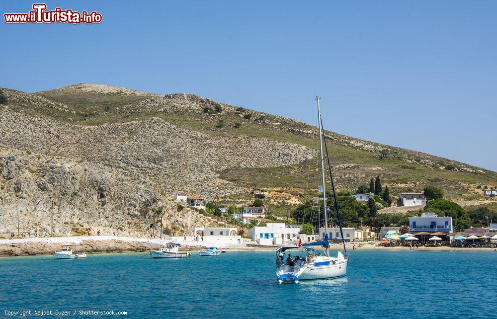 Immagine Pserimos Island, Grecia: gente su uno yacht ormeggiato nel Mare Egeo di fronte alle coste - © Nejdet Duzen / Shutterstock.com