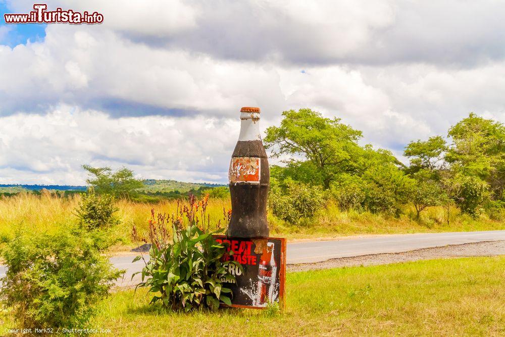 Immagine Pubblicità commerciale per la Coca Cola nei pressi di Lusaka, Zambia - © Mark52 / Shutterstock.com