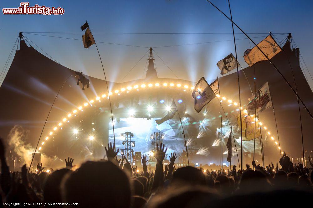 Immagine Pubblico con bandiere e striscioni al festival di Roskilde del 2015, Danimarca. La cittadina danese ospita dal 1971 un importante festival rock che con il trascorrere degli anni è divenuto fra i più popolari d'Europa - © Kjeld Friis / Shutterstock.com