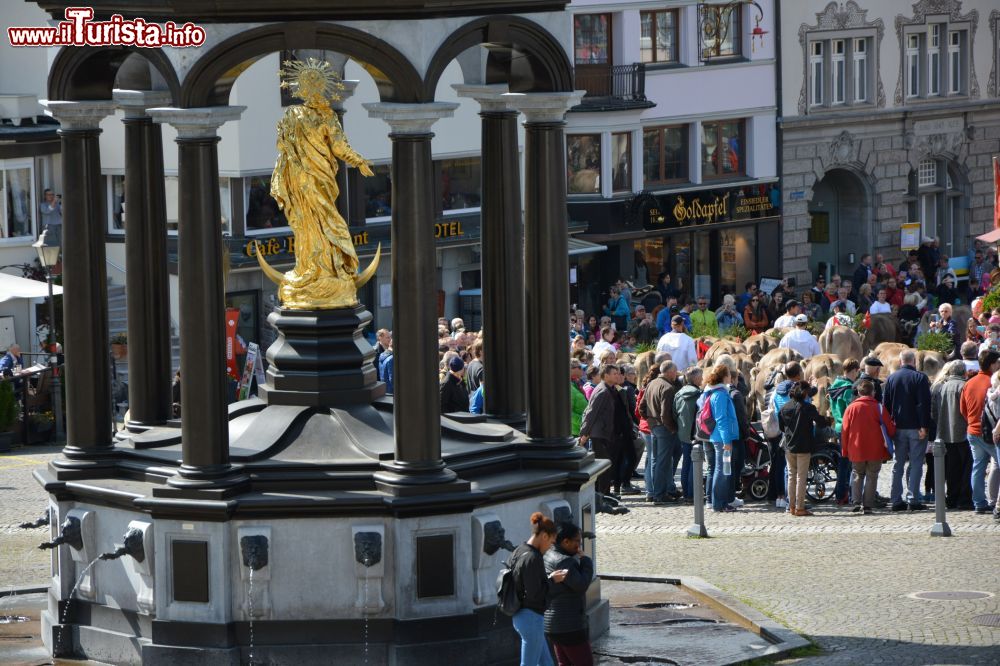 Immagine Pubblico in piazza per la tradizionale Festa della Transumanza di Einsiedeln, Svizzera.