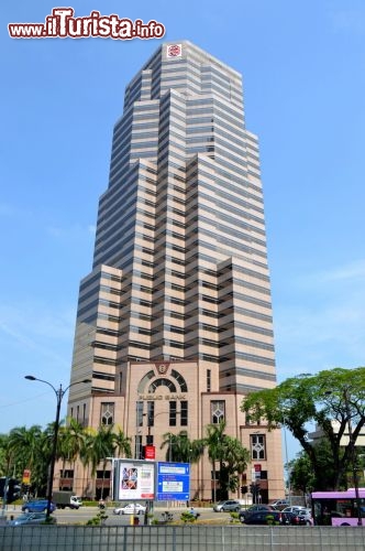 Immagine Public Bank, Kuala Lumpur: è uno degli edifici più caratteristici della città: Si trova proprio di fronte alle Petronas Twin Towers, sul lato opposto della strada.
