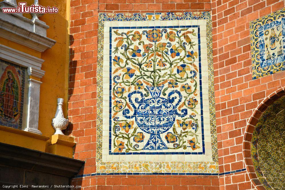 Immagine Puebla, Messico: particolare dell'ex convento barocco di San Francesco con la facciata decorata a piastrelle smaltate - © Eleni Mavrandoni / Shutterstock.com