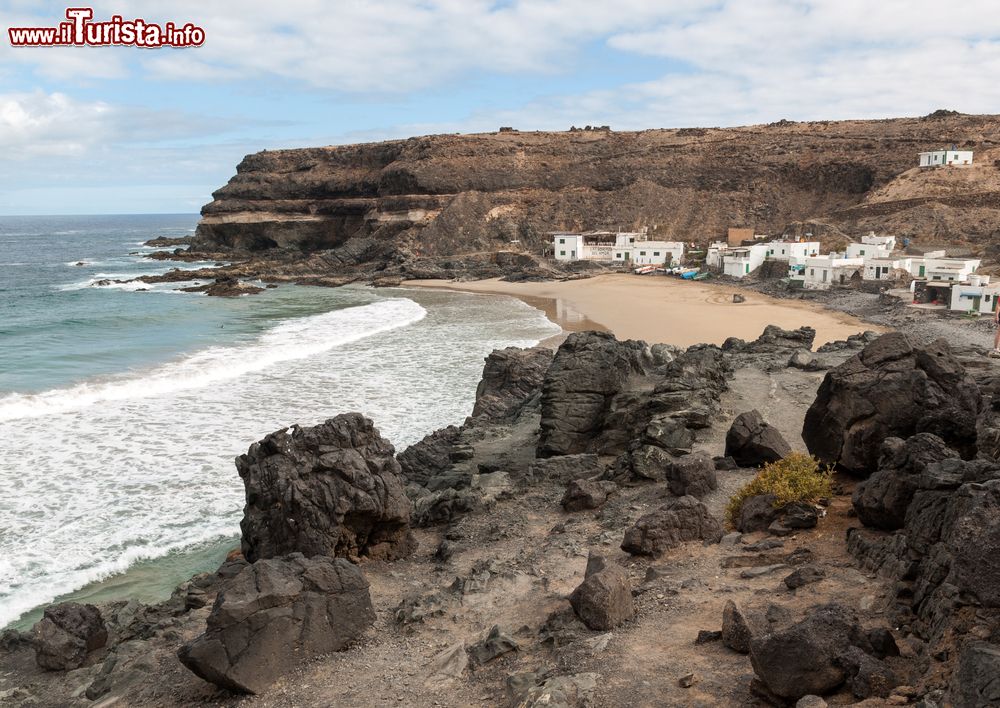 Immagine Il villaggio di Puertito de los Molinos e la spiaggia di Fuerteventura, Spagna. Una bella immagine della frazione costiera del Comune di Puerto del Rosario, sulla costa occidentale di Fuerteventura.