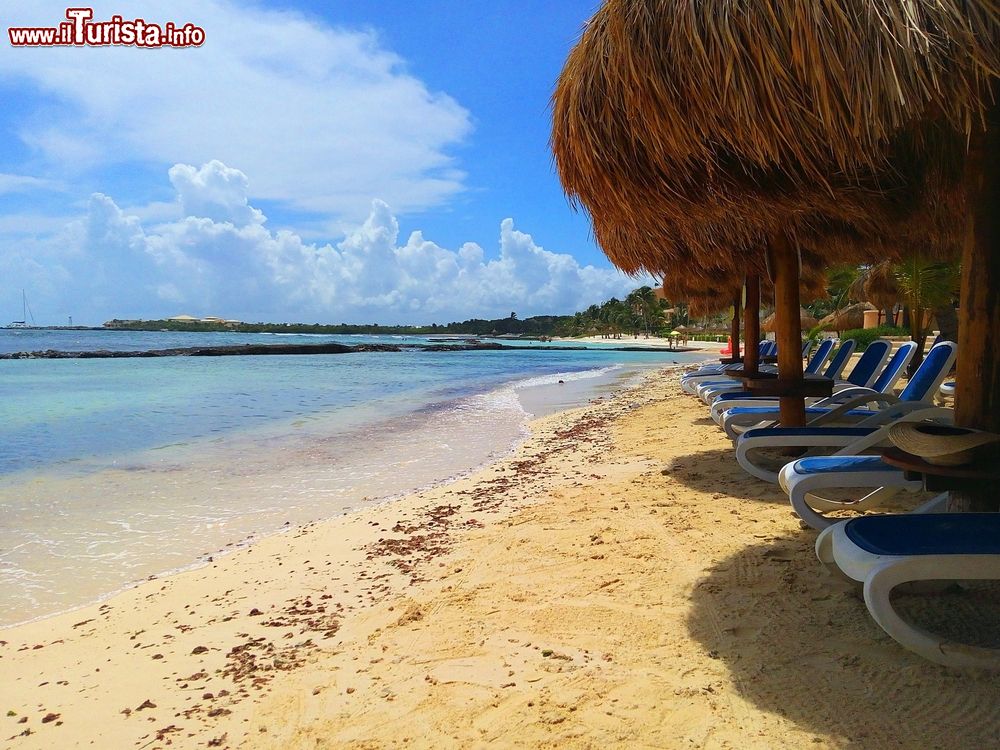 Immagine Puerto Aventuras, Riviera Maya (Messico): acqua azzurra del Mare dei Caraibi, sabbia bianca e ombrelloni di un resort in una giornata estiva.