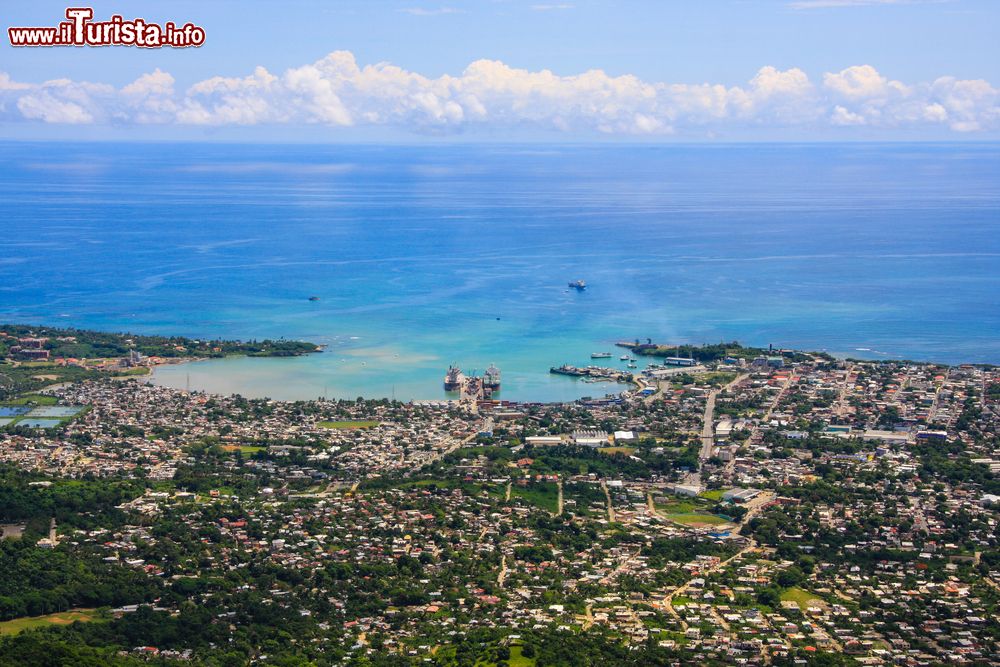 Immagine Puerto Plata, Repubblica Dominicana: circondata dal mare e dalle montagne, la città si trova nel cuore della Costa dell'Ambra chiamata così per via della presenza di una delle più grandi riserve al mondo di questa resina fossile.