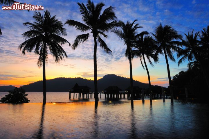 Immagine Un pittoresco tramonto a Palau Pangkor, Malesia. Siamo sull'isola di pirati malesi nello Stretto di Malacca - © 78076912 / Shutterstock.com