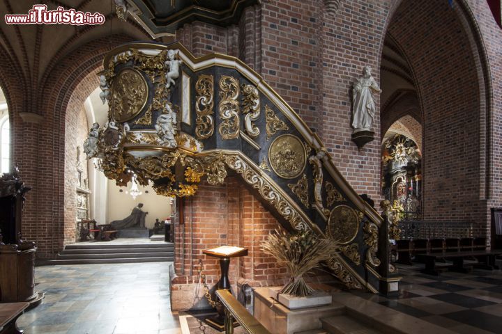 Immagine Pulpito della basilica di San Pietro e San Paolo a Poznan, Polonia - La preziosa decorazione che orna il pulpito della cattedrale metropolitana di Poznan. Si trova sull'isola Ostrow Tumski a nord est del centro storico della città © Radoslaw Maciejewski / Shutterstock.com