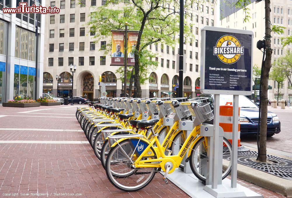 Immagine Punto di noleggio biciclette a Indianapolis, Indiana (USA): in un solo mese nel 2014 oltre 13 mila persone hanno utilizzato questo servizio - © Susan Montgomery / Shutterstock.com