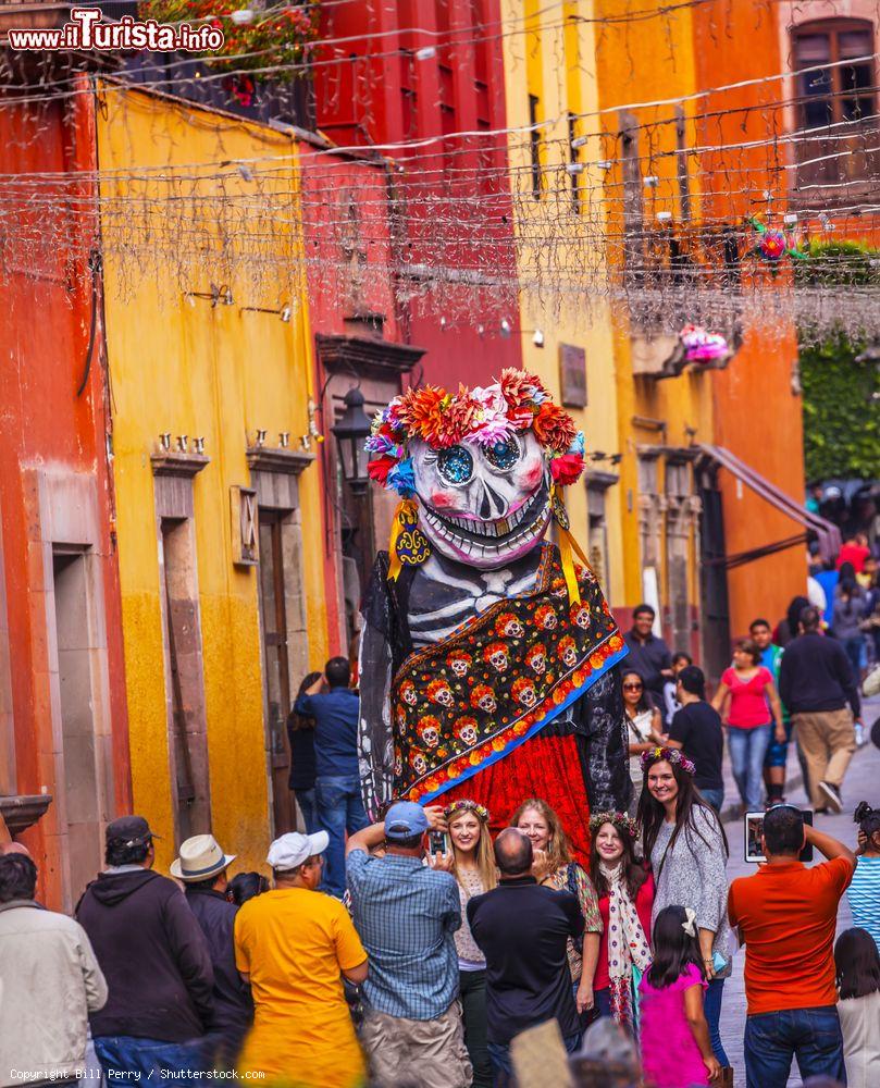 Immagine Pupazzi in maschera lungo le vie del centro storico di San Miguel de Allende, Messico - © Bill Perry / Shutterstock.com