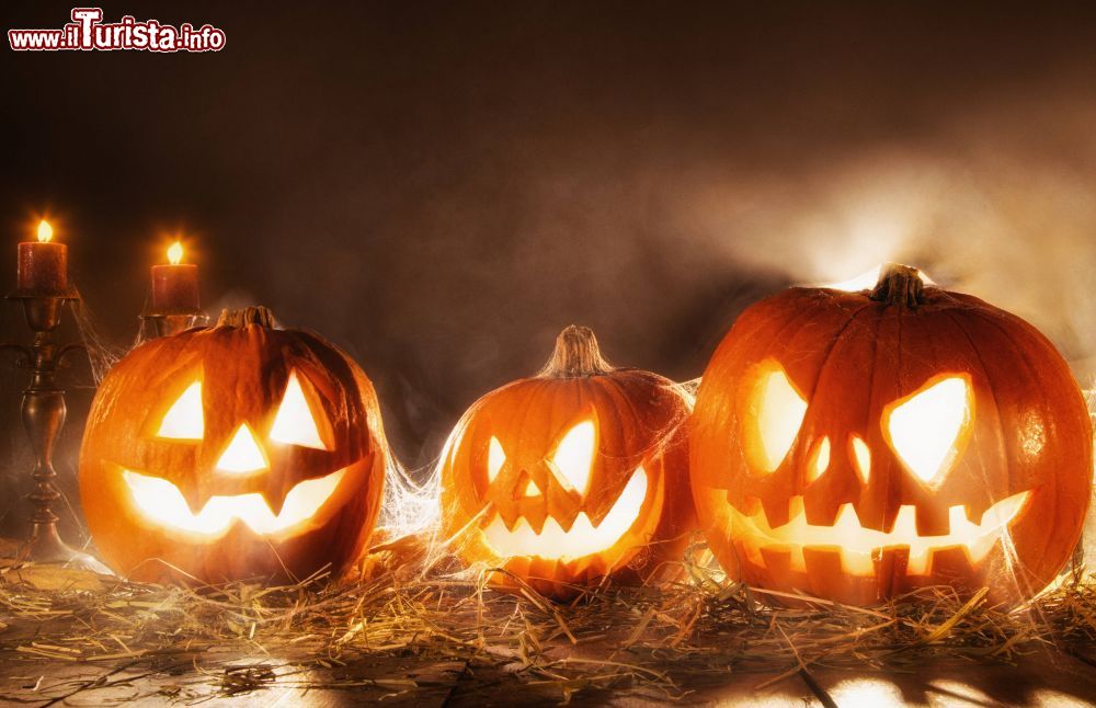 Immagine Putignano, Puglia: il Borgo stregato, decorazioni durante la Festa di Halloween