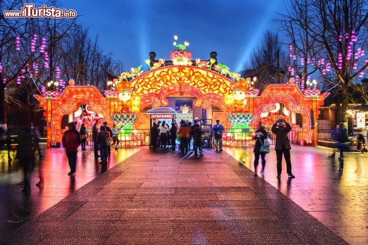 Immagine Qinhuai Lantern Fair a Nanjing, Cina: si tratta di una popolare festa che vede protagoniste le lanterne ospitata presso il Tempio di Confucio - © aphotostory / Shutterstock.com