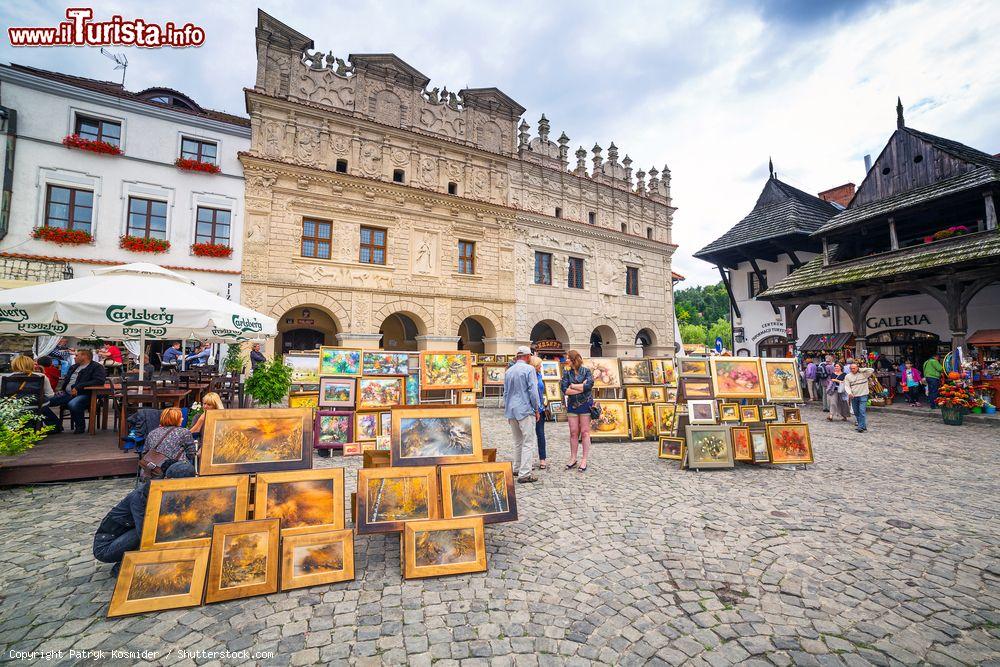 Immagine Quadri e opere pittoriche nel centro di Kazimierz Dolny, Polonia: è una delle località artistiche più vivaci del paese - © Patryk Kosmider / Shutterstock.com