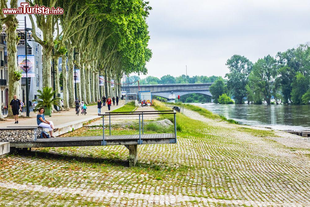 Immagine Quai du Chatelet, la passeggiata lungo la Loita a Orléans (Francia). Siamo nella capitale del dipartimento del Loiret e della regione Centro Valle della Loira - © Kiev.Victor / Shutterstock.com