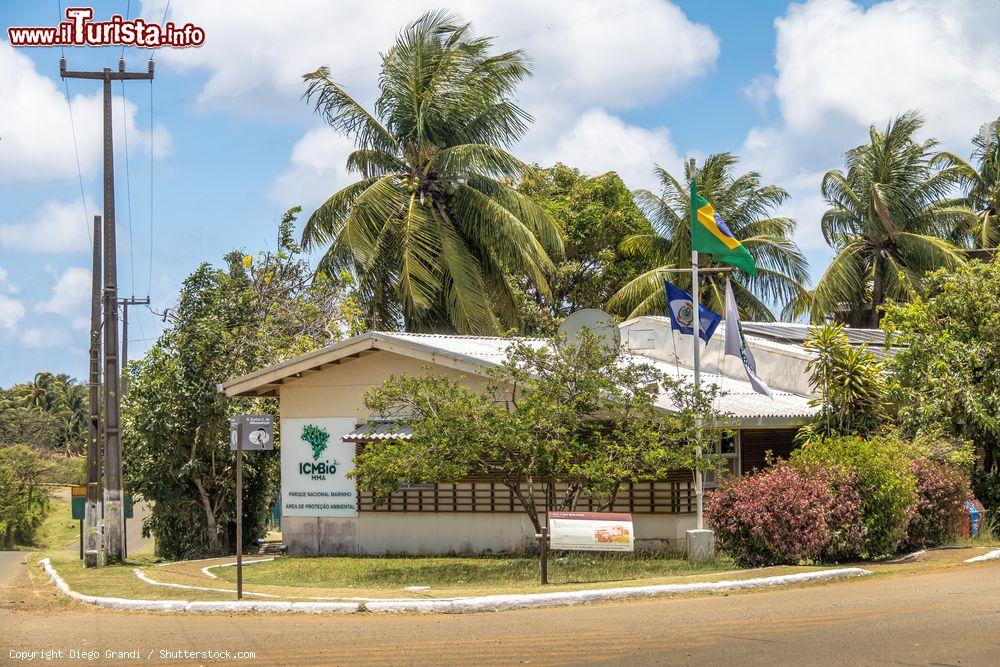 Immagine Il quartier generale di ICMBio (Chico Mendes Institute) al villaggio di Boldro, Fernando de Noronha, Brasile - © Diego Grandi / Shutterstock.com