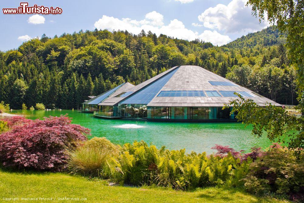 Immagine Il quartier generale di Red Bull GmbH a Fuschl am See, Austria. La cittadina austriaca ospita la sede centrale della società produttrice della famosa bevanda energetica - © Anastasia Petrova / Shutterstock.com