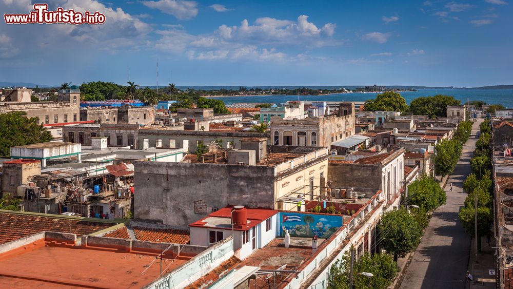 Immagine Vista panoramica di un quartiere di Cienfuegos (Cuba) e, sullo sfondo, Punta Gorda.