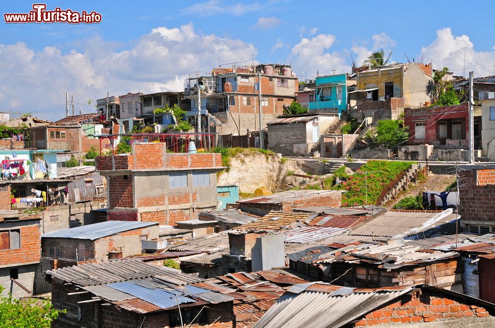 Immagine Un quartiere popolare nei sobborghi di Santiago de Cuba. Nell'area urbana vive circa un milione di persone.