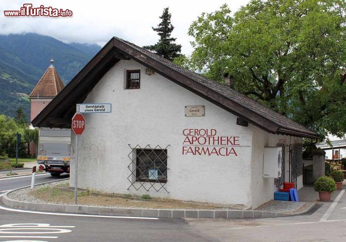 Immagine La Geroldplatz a Rabland, la piazza e la farmacia di Rablà in Alto Adige - © wikipedia