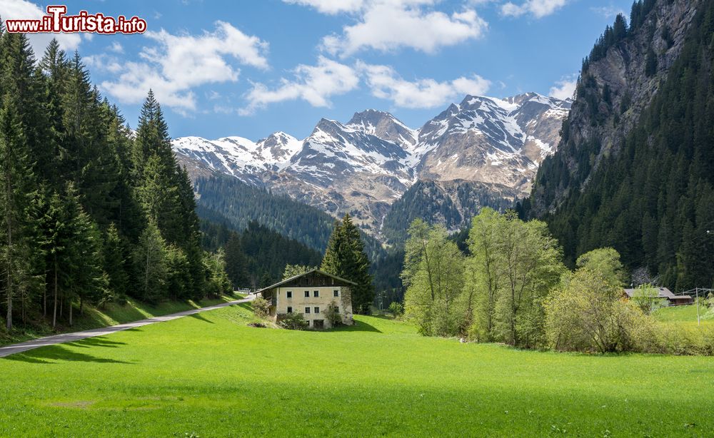 Immagine Racines, la bella valle nel cuore dell'Alto Adige, sulle Alpi
