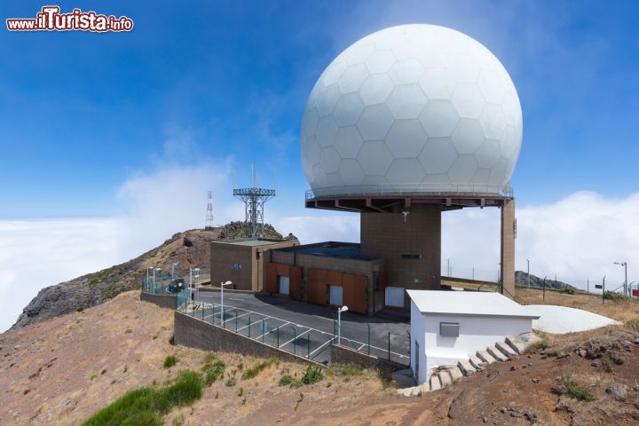 Immagine Il Radar a Pico do Arieiro a Madeira (Portogallo) - Quelli che servono per arrivare qui sono ben 1818 metri di altezza e, infatti, Pico do Ariero rappresenta la terza cima più alta dell'isola. In questo scenario si erge una mega installazione che assomiglia ad un igloo e in effetti la sua costruzione in origine era stata effettuata per conservare il ghiaccio. Qui in realtà c'è la Stazione Radar dell'Areonautica Militare, anche se il contesto in cui è eretta, così curioso, suggerisce una visione piuttosto insolita e originale. Costruita nel 2011, attira moltissimi turisti che oltre ad ammirare la vista possono sbirciare un'architettura particolarissima - © T.W. van Urk / Shutterstock.com