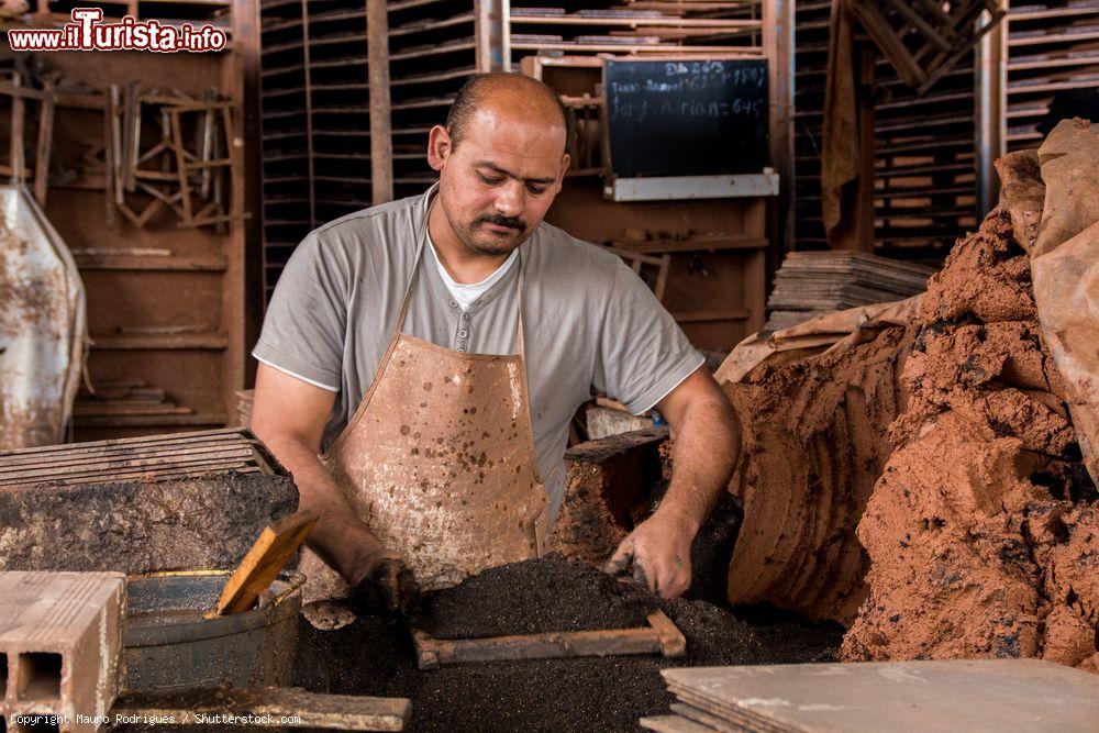 Immagine La tradizionale produzione artigianale di laterizi a Sao Bras de Alportel, Portogallo - © Mauro Rodrigues / Shutterstock.com