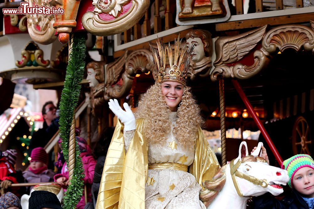 Immagine La ragazza Christkind al Mercatino di Natale di Norimberga, in Germania - ©  Steffen Oliver Riese / Turismo Norimberga