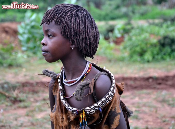 Immagine Una giovane ragazza Hamer nel villaggio di Turmi, Etiopia.