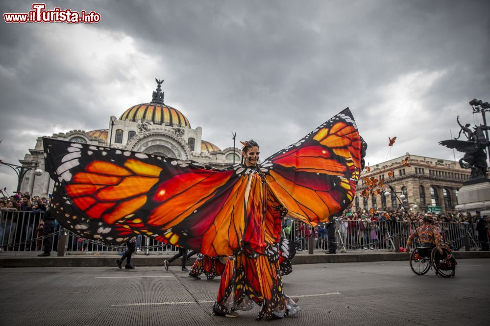 Immagine Ragazza travestita per il Día de Muertos a Città del Messico. In questa giornata il popolo messicano, oltre a travestirsi con abiti tradizionali, è solito recarsi al ciietero per collocare le "offerte" (acqua, sale, candele...) che accopagneranno i propri cari durante il percorso nell'aldilà.