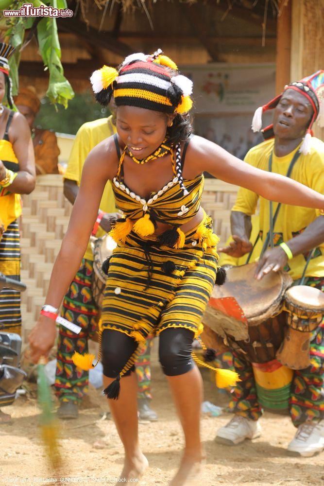 Immagine Ragazze danzano un tipico ballo africano nella città di Conakry, Guinea - © Mustapha GUNNOUNI / Shutterstock.com