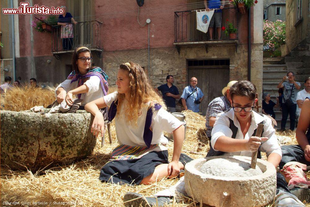 Immagine Ragazze di Jelsi in strada, durante la Festa del Grano a Luglio, Molise. - © Luigi Bertello / Shutterstock.com