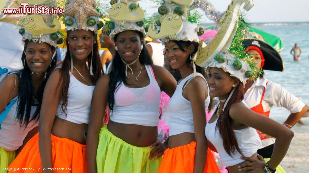 Immagine Ragazze festeggiano il carnevale sulla spiaggia a Boca Chica, Repubblica Dominicana - © chriss73 / Shutterstock.com