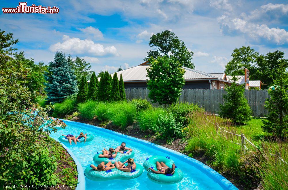 Immagine Ragazze in bikini in relax al Zumbezi Bay Waterpark dello zoo di Columbus, Ohio, USA - © Sandra Foyt / Shutterstock.com