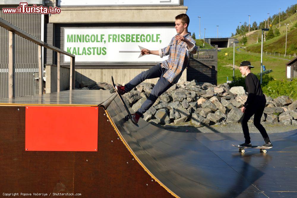 Immagine Ragazzi al mini Skate Park nel villaggio di Ruka, Finlandia. Due giovani si stanno allenando con lo skate in un pomeriggio primaverile - © Popova Valeriya / Shutterstock.com