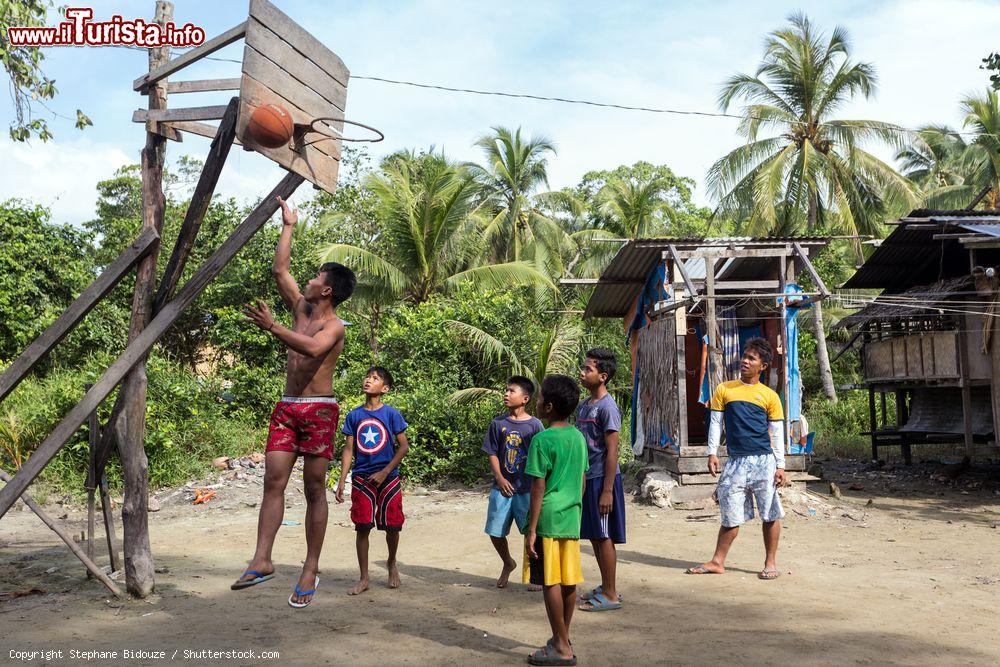 Immagine Ragazzi giocano a basket in un campo nella periferia di El Nido, isola di Palawan, Filippine - © Stephane Bidouze / Shutterstock.com