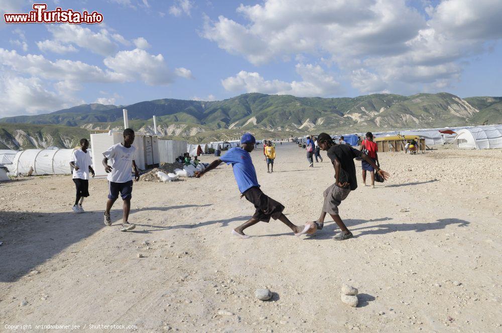 Immagine Un gruppo di ragazzi gioca a calcio in spiaggia a Port-au-Prince, Haiti - © arindambanerjee / Shutterstock.com