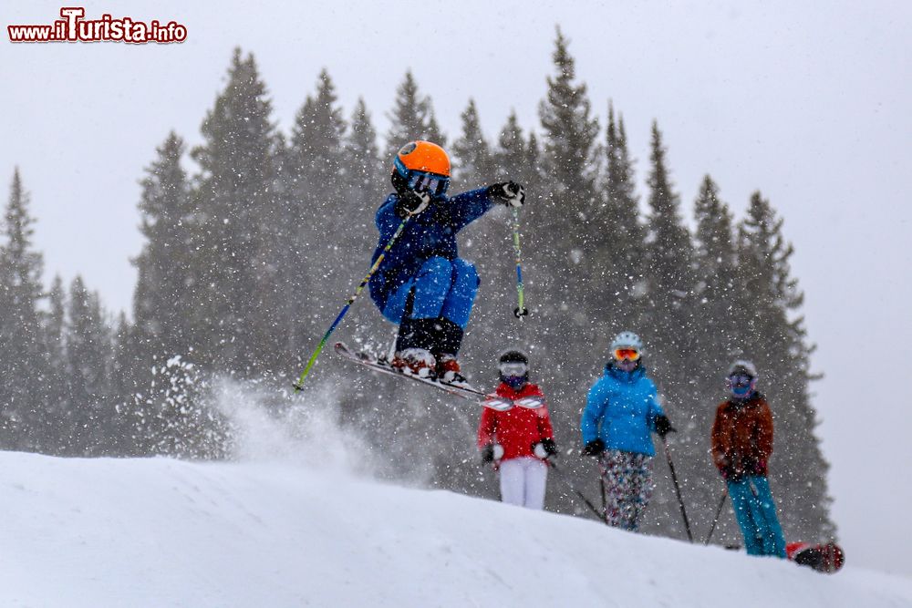 Immagine Ragazzi sciano ad Aspen, Colorado. Qui si trovano impianti adatti allo sci alpino, allo sci di fondo e allo snowboard: per praticare quest'attività invernale non c'è che l'imbarazzo della scelta.