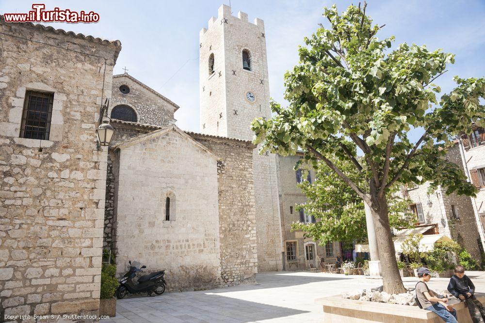 Immagine Ragazzi seduti sotto un albero nella piazza di Saint-Paul-de-Vence, Francia. Questo villaggio è una delle mete turistiche più visitate della Costa Azzurra - © Brian S / Shutterstock.com