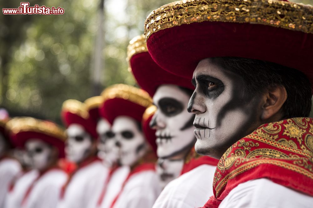 Immagine I truccatori del Día de Muertos a Città del Messico lavorano duro per realizzare lo spettacolo della sfilata.